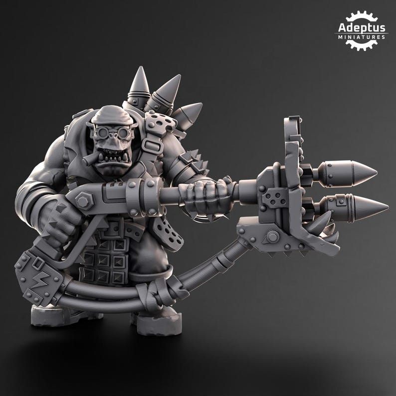 Puede incluir: Figura en miniatura gris de un orco de fantas&iacute;a, sosteniendo un arma grande con dos proyectiles tipo misil. El orco lleva un sombrero, gafas y armadura con p&uacute;as. La figura es muy detallada y parece ser un modelo impreso en 3D.