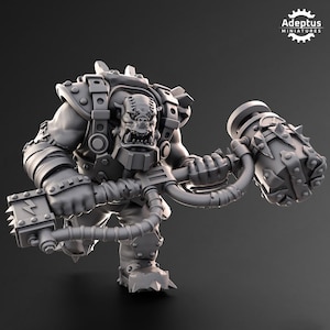 Puede incluir: Figura en miniatura gris de un guerrero orco, vestido con armadura y empu&ntilde;ando un gran martillo. La figura tiene una cicatriz cosida en la cabeza y est&aacute; posada en una postura din&aacute;mica. El logotipo de Adeptus Miniatures est&aacute; en la esquina superior derecha.