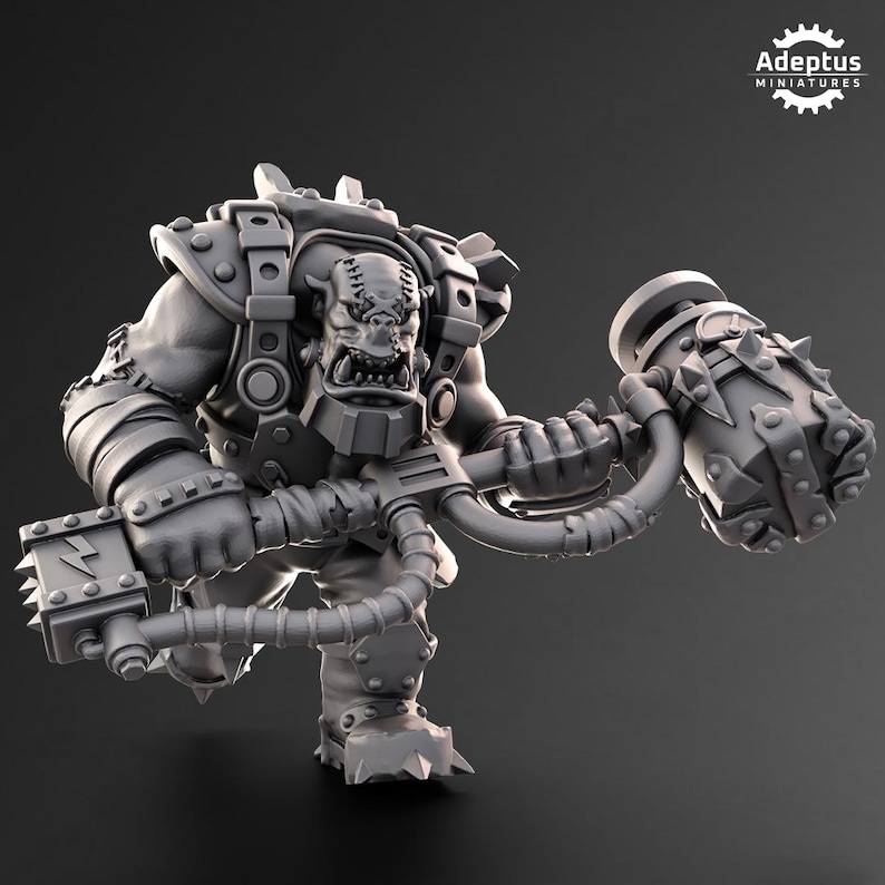 Puede incluir: Figura en miniatura gris de un guerrero orco, vestido con armadura y empu&ntilde;ando un gran martillo. La figura tiene una cicatriz cosida en la cabeza y est&aacute; posada en una postura din&aacute;mica. El logotipo de Adeptus Miniatures est&aacute; en la esquina superior derecha.