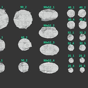 Peut inclure: Une collection de 20 carreaux en céramique gris et blanc de différentes tailles et formes. Les carreaux ont un aspect vieilli et usé avec des fissures et des éclats. Les carreaux sont disposés en grille sur un fond gris foncé.