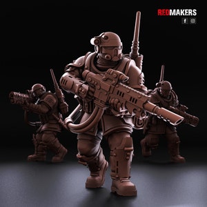 May include: Three futuristic soldiers in brown plastic, each holding a rifle with a scope. The soldier in the center is facing forward, while the other two are facing slightly to the side. The soldier in the center has a radio antenna on their back.