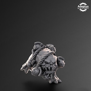 Puede incluir: Miniatura digital de una criatura fant&aacute;stica gris, con una cara amenazante y grandes dientes. La criatura tiene detalles de cuerda y lleva una mochila. La miniatura est&aacute; sobre un fondo oscuro, con el logo de Adeptus Miniatures.