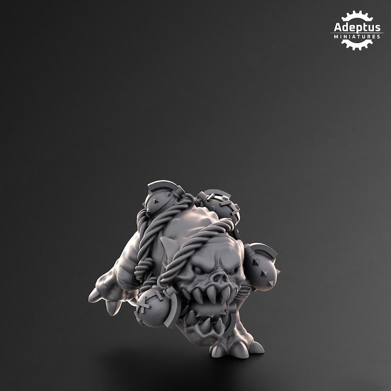 Puede incluir: Miniatura digital de una criatura fant&aacute;stica gris, con una cara amenazante y grandes dientes. La criatura tiene detalles de cuerda y lleva una mochila. La miniatura est&aacute; sobre un fondo oscuro, con el logo de Adeptus Miniatures.