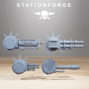 K&ouml;nnte beinhalten: Vier verschiedene Ansichten eines grauen Plastikmodells einer futuristischen Waffe mit einer gro&szlig;en runden Basis und mehreren L&auml;ufen. Die Waffe ist f&uuml;r ein Brettspiel oder ein Rollenspiel konzipiert.