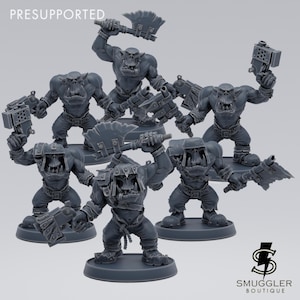 Könnte beinhalten: Eine Sammlung grauer Orc-Miniaturfiguren, jede mit Waffen wie Äxten und Pistolen. Die Figuren stehen auf kreisförmigen Sockeln, mit dem Wort "PRESUPPORTED" oben und einem Logo von Smuggler Boutique unten.