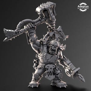 Puede incluir: Figura en miniatura gris de un orco musculoso y blindado, sosteniendo un gran martillo y un arma mec&aacute;nica. El orco tiene una cara con forma de calavera y lleva una armadura con p&uacute;as. Modelo detallado, probablemente para juegos de mesa o coleccionismo.