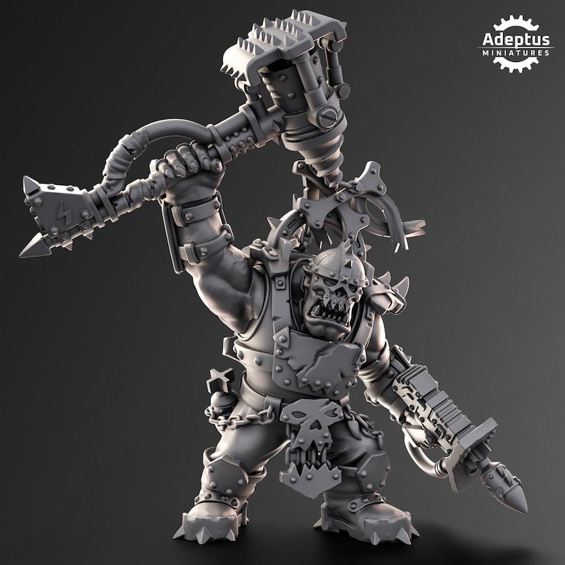 Puede incluir: Figura en miniatura gris de un orco musculoso y blindado, sosteniendo un gran martillo y un arma mec&aacute;nica. El orco tiene una cara con forma de calavera y lleva una armadura con p&uacute;as. Modelo detallado, probablemente para juegos de mesa o coleccionismo.