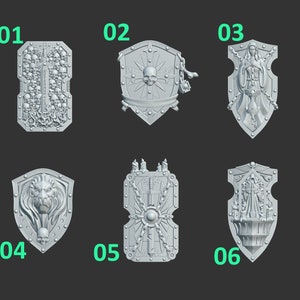 Op de afbeelding: Zes verschillende schildontwerpen, elk met een uniek symbool of afbeelding. De schilden zijn allemaal grijs en hebben een 3D-effect. De schilden zijn genummerd van 01 tot en met 06.