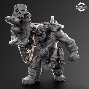 Puede incluir: Figura en miniatura gris y detallada de un guerrero orco, sosteniendo un arma grande con misiles y un dise&ntilde;o de calavera. La figura est&aacute; fuertemente blindada con remaches y correas, y tiene una expresi&oacute;n amenazante. El logotipo de Adeptus Miniatures es visible.