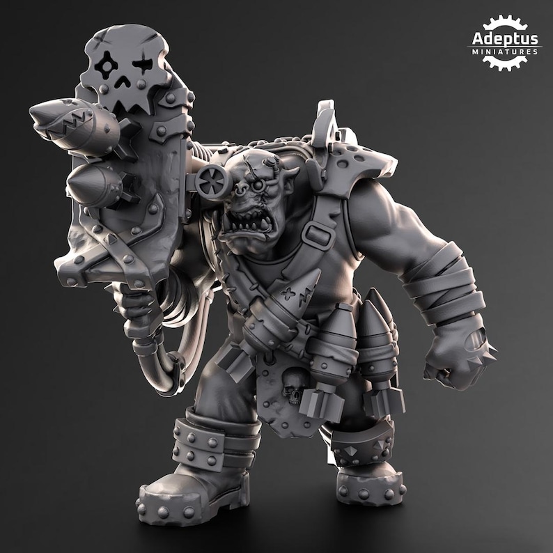 Puede incluir: Figura en miniatura gris y detallada de un guerrero orco, sosteniendo un arma grande con misiles y un dise&ntilde;o de calavera. La figura est&aacute; fuertemente blindada con remaches y correas, y tiene una expresi&oacute;n amenazante. El logotipo de Adeptus Miniatures es visible.