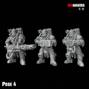 Puede incluir: Tres figuras en miniatura grises y detalladas de robots que sostienen armas. Los robots est&aacute;n de pie en fila, mirando hacia adelante. Las figuras est&aacute;n etiquetadas como "POSE 4".