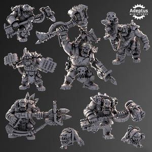 Puede incluir: Una colecci&oacute;n de figuras grises en miniatura de Orcos, cada una armada con diversas armas como martillos, hachas e instrumentos con cuchillas. Las figuras est&aacute;n en poses din&aacute;micas, sugiriendo acci&oacute;n y combate. El logotipo de Adeptus Miniatures es visible.