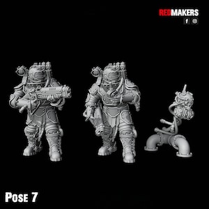 Puede incluir: Tres figuras en miniatura grises y detalladas de robots con tuber&iacute;as y mangueras. Las figuras est&aacute;n en diferentes poses, una sosteniendo un arma, otra con una mano levantada y otra con una tuber&iacute;a como cuerpo. Las figuras est&aacute;n etiquetadas como "POSE 7".