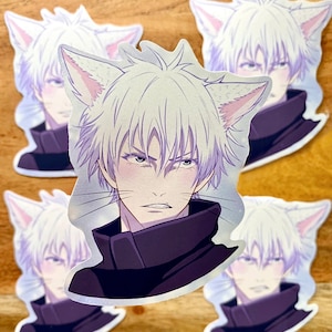 Könnte beinhalten: Ein Aufkleber mit einem Anime-Charakter mit weißen Haaren und Katzenohren. Der Charakter hat einen ernsten Ausdruck und trägt ein dunkelviolettes Hemd.