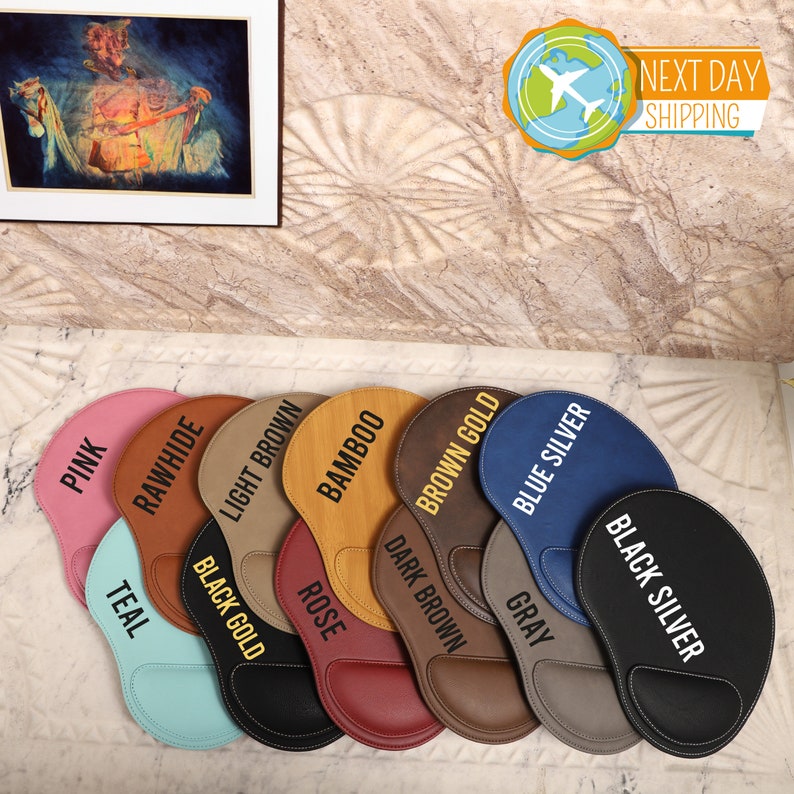 Puede incluir: Diez reposamu&ntilde;ecas para rat&oacute;n de diferentes colores con una variedad de colores y texturas. Los colores incluyen rosa, cuero crudo, marr&oacute;n claro, bamb&uacute;, oro marr&oacute;n, plata azul, plata negra, oro negro, verde azulado y rosa.