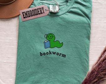 Komfort Farben bestickt Shirt, Bücherwurm Shirt, süßes Buch Liebhaber Geschenk Shirt, Lehrer Shirt, Buchclub Geschenk Shirt, Lese Shirt