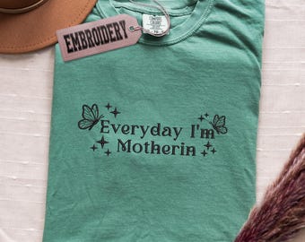 Camiseta Comfort Colors bordada "Everyday I'm Motherin", Camiseta bordada "Mom Life", Regalo del Día de la Madre, Regalo para mamá, Camiseta divertida para mamá
