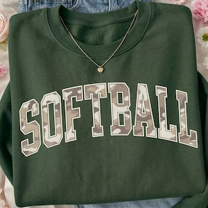 Camo Softball PNG Sublimationsdesign, Neutrale Wüstentarnung Varsity-Buchstaben, Softball Mom Gameday Digitaler transparenter Hintergrund