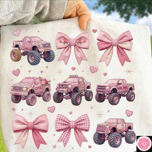 Peut inclure: Un sac fourre-tout blanc avec des illustrations de monster trucks roses et des nœuds. Les camions ont de grandes roues et les mots "SPARKLE", "CUTIE", "GLAM" et "GIRL PWR". Des nœuds et des cœurs roses sont dispersés.