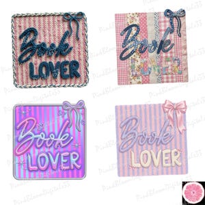 Könnte beinhalten: Vier dekorative Quadrate mit dem Text "Book Lover". Jedes Quadrat hat ein anderes Design, darunter Strickstrukturen, Patchworkmuster und gestreifte Hintergründe. Der Text ist in verschiedenen Schriftarten und Farben mit Schleifen.