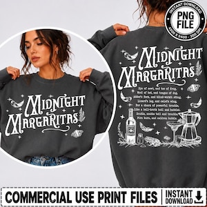 Peut inclure: Un sweat-shirt gris foncé à col rond avec des motifs sérigraphiés blancs. Le devant affiche le texte Midnight Margaritas avec des étoiles et un papillon de nuit. Le dos présente le même texte, un poème, une bouteille, un verre et une carafe.