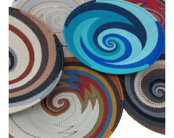 Dekorative gewebte Schale für die Wand, Bunt gewebter Wandkorb, Wandbehängekörbe, Korbwanddekor, Afrikanischer Wandkorb, Boho-Wandkorb