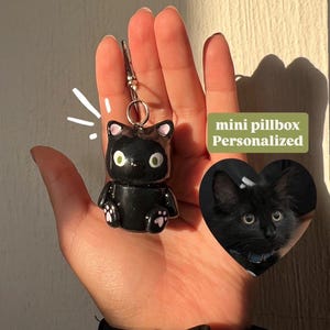 Puede incluir: Un juego de tres tazas de cerámica con acabado moteado y mate. Las tazas son de color crema, marrón claro y marrón oscuro. Cada taza tiene un diseño simple y minimalista.