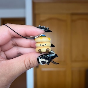 Puede incluir: Un letrero de madera rústica con el texto "Welcome to our home" en letras blancas. El letrero presenta un acabado envejecido y un diseño sencillo y acogedor, perfecto para un porche o entrada.