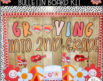 Puede incluir: Un kit de tablero de anuncios con un tema de regreso a la escuela groovy. El kit incluye una pancarta de título que dice "Grooving into 2nd Grade" con letras coloridas y signos de paz. También hay varios otros elementos, incluidas flores, signos de paz y una camioneta groovy.
