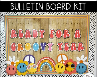 Puede incluir: Un kit de tablero de anuncios con un tema de regreso a la escuela groovy. El kit incluye una pancarta que dice "Listo para un año groovy" con signos de paz, flores y caras sonrientes. El kit es editable y está disponible para descarga digital.