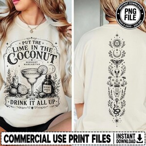 以下が含まれることがあります： 黒いグラフィックプリントが施されたクリーム色のTシャツ。前面にはマルガリータグラス、ライムのスライス、キャンドル、Witches Spiritsとラベル付けされたボトル、そしてPut the Lime in the Coconut and Drink it All Upというテキストが描かれています。背面には太陽、月、蛾、頭蓋骨、クリスタル、手、鍵、蛇の縦型デザインが描かれています。