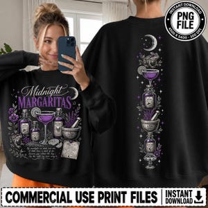 Puede incluir: Una sudadera negra con un estampado gráfico que muestra una luna creciente, una rana, una margarita morada, frascos de pociones, un mortero con mano y el texto Midnight Margaritas, junto a elementos botánicos y estrellas.