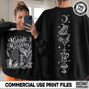 Peut inclure: Un sweat-shirt noir avec une impression graphique blanche. Le devant affiche le texte Midnight Margaritas avec un verre à margarita, une cafetière italienne, une grenouille portant un chapeau de sorcière et un champignon.