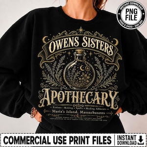 Op de afbeelding: Een zwart sweatshirt met ronde hals en een goudkleurige afbeelding van een toverdrankfles omringd door botanische illustraties. De tekst luidt Owens Sisters Apothecary, Potions-Making Spells Healing Ailments, Maria's Island, Massachusetts, en meer.