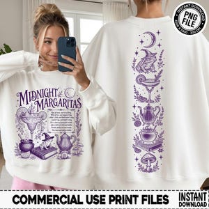 Puede incluir: Una sudadera blanca de manga larga con estampados gráficos en color morado. El frente muestra una copa de margarita, una rana con sombrero de bruja sobre un libro, una tetera y el texto Midnight Margaritas. La espalda presenta un diseño vertical con una luna creciente, una rana, un cóctel, una tetera, un caldero y una seta.
