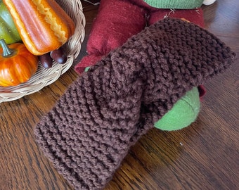 Knitted ear warmer with a twist