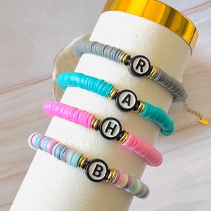Pulsera de una sola letra/Pulseras con letras y cuentas/Pulseras Heishi personalizadas/Pulsera con nombre personalizado/Pulsera con cuentas/Regalo para mamá
