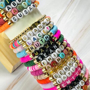Pulseras con nombre Heishi / Pulseras con nombre personalizadas / Pulseras con nombre personalizado / Pulseras con cuentas Heishi / Pulseras apilables de verano / Pulsera con palabras