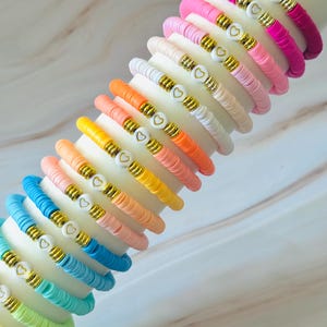 Pulseras Heishi de un solo corazón o letra / Pulseras de cuentas / Pulseras de cuentas de corazón