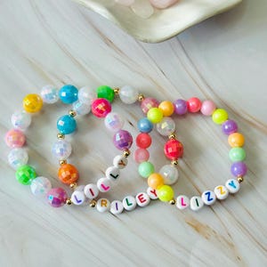 女の子向けのパーソナライズされたアクリルビーズネームブレスレット