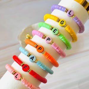 Pulseras de una sola letra / Pulseras Heishi con inicial personalizada / Pulseras con letras personalizadas / Pulsera con letra inicial / Pulsera con cuentas de letras