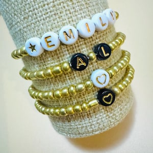 Pulseiras com nome e miçangas | Pulseira de sementes personalizada | Pulseira de sementes dourada