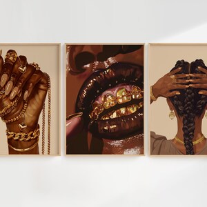Pode incluir: Conjunto de tr&ecirc;s impress&otilde;es art&iacute;sticas com ilustra&ccedil;&otilde;es de mulheres negras. Uma impress&atilde;o mostra uma m&atilde;o adornada com joias de ouro, outra retrata l&aacute;bios com dentes de ouro e a terceira mostra uma mulher com tran&ccedil;as e acess&oacute;rios dourados.