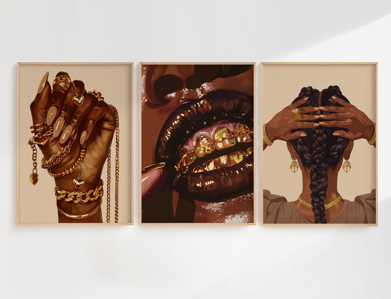 Pode incluir: Conjunto de tr&ecirc;s impress&otilde;es art&iacute;sticas com ilustra&ccedil;&otilde;es de mulheres negras. Uma impress&atilde;o mostra uma m&atilde;o adornada com joias de ouro, outra retrata l&aacute;bios com dentes de ouro e a terceira mostra uma mulher com tran&ccedil;as e acess&oacute;rios dourados.