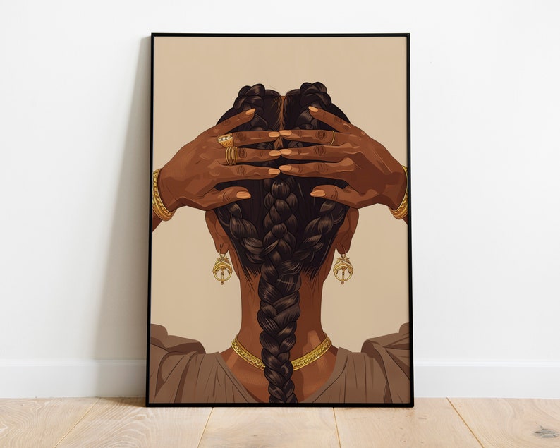 Pode incluir: Impress&atilde;o art&iacute;stica emoldurada com uma ilustra&ccedil;&atilde;o de cabelo tran&ccedil;ado e joias douradas. As m&atilde;os da pessoa tocam o cabelo. A obra de arte &eacute; emoldurada em uma moldura preta, em um fundo neutro.