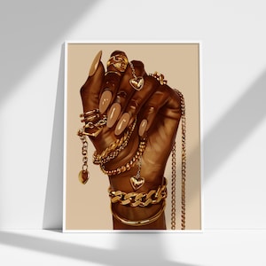 Pode incluir: Uma impress&atilde;o emoldurada com uma m&atilde;o adornada com joias de ouro. A m&atilde;o, com unhas longas e polidas, &eacute; coberta com v&aacute;rias correntes de ouro, pulseiras e an&eacute;is. A obra de arte tem um fundo quente e neutro, e as joias incluem pingentes em forma de cora&ccedil;&atilde;o.