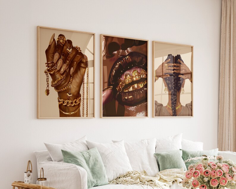 Pode incluir: Conjunto de tr&ecirc;s impress&otilde;es art&iacute;sticas emolduradas. Uma impress&atilde;o apresenta uma m&atilde;o adornada com joias de ouro. Outra retrata l&aacute;bios com dentes de ouro. A terceira mostra as costas de uma pessoa com cabelo tran&ccedil;ado e joias de ouro. As impress&otilde;es t&ecirc;m uma paleta de cores neutras.