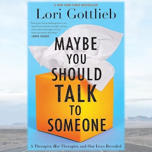 Könnte beinhalten: Ein Buchcover mit blauem Hintergrund und einer weißen Taschentuchbox obenauf. Der Titel des Buches lautet "Maybe You Should Talk to Someone" in schwarzer Schrift. Der Name des Autors, Lori Gottlieb, steht in schwarzer Schrift oben auf dem Cover. Das Buch ist ein New York Times Bestseller.