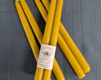 Handgedipte, taps toelopende kaarsen van pure bijenwas: set van 2