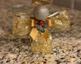 Gold Ribbon Engel Ornament mit Grünem und Beeren Akzent